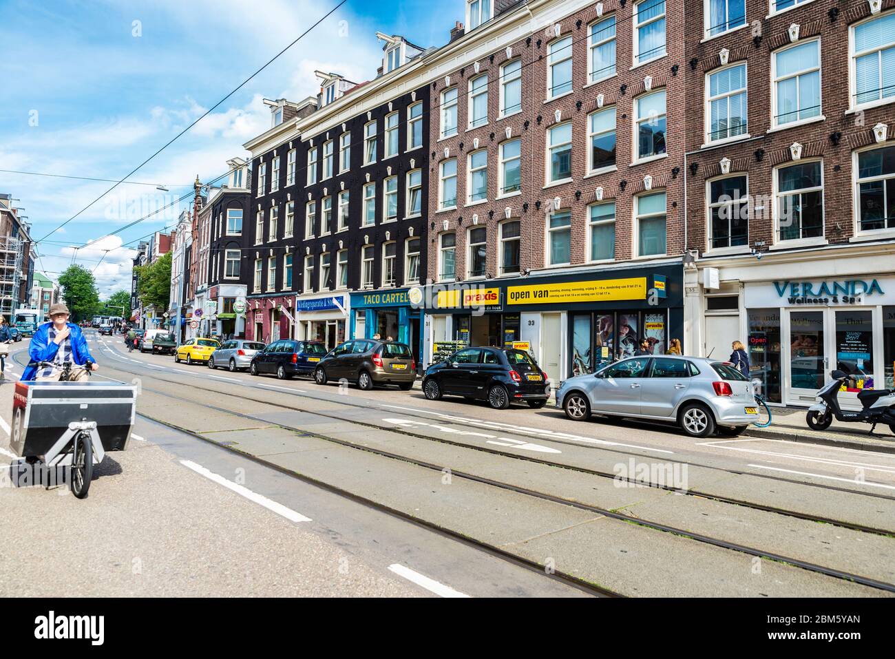 Amsterdam, Niederlande - 8. September 2018: Einkaufsstraße mit einem Lieferfahrrad und Menschen in der Altstadt von Amsterdam, Niederlande Stockfoto