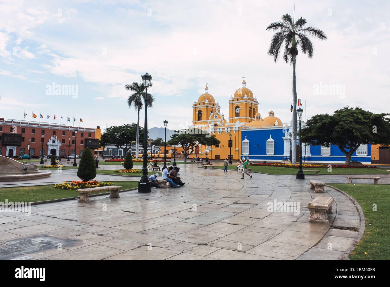 Trujillo, Peru; 5. März 2011: Gesamtansicht der Plaza de Armas in Trujillo. Im Hintergrund die Kathedrale Stockfoto