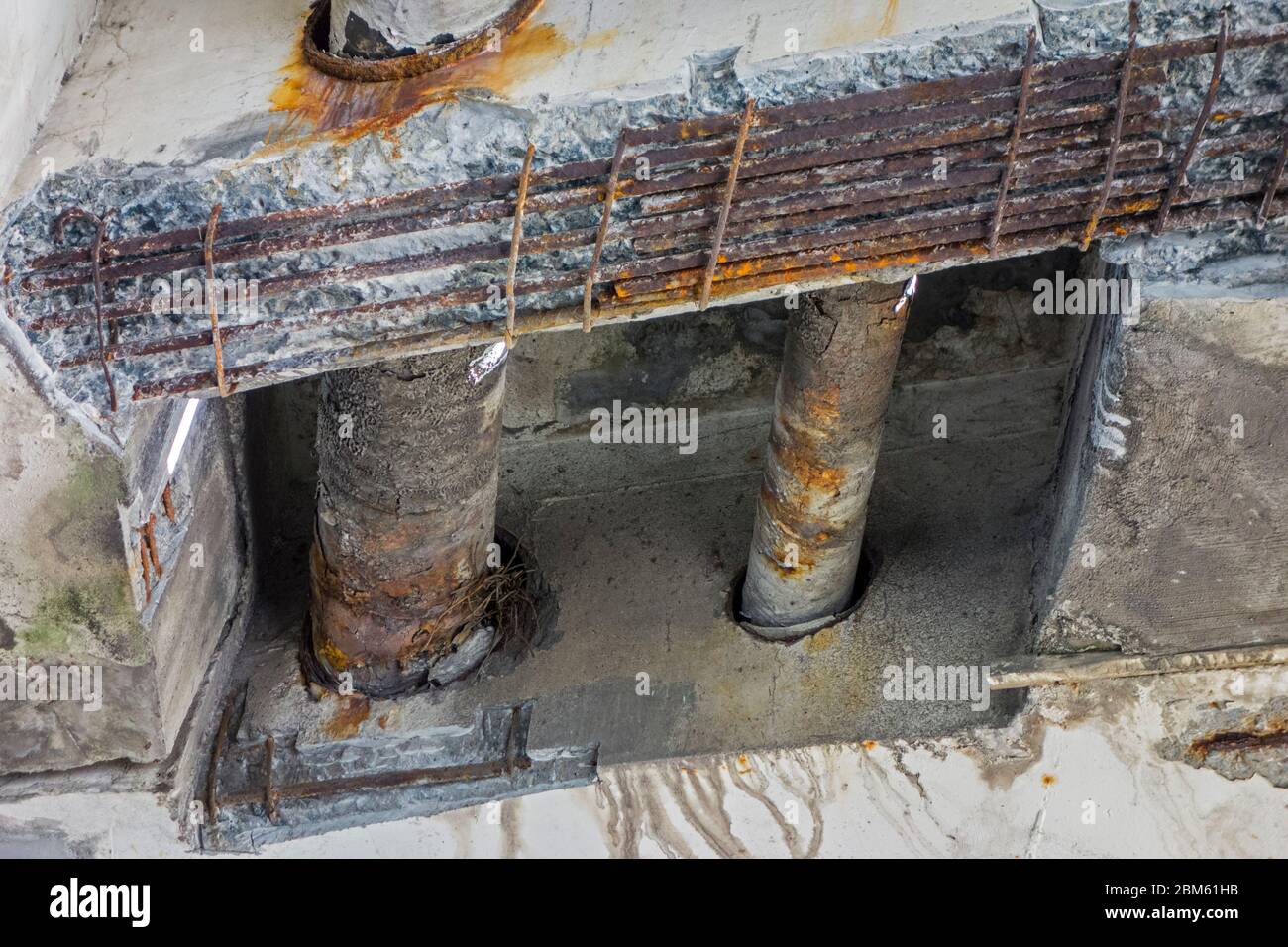 Reparaturarbeiten / Renovierung mit zerbröckeltem Beton und freiliegendem rostigen Stahlbeton an der Brücke der 60er Jahre in Mariakerke, Ostflandern, Belgien Stockfoto