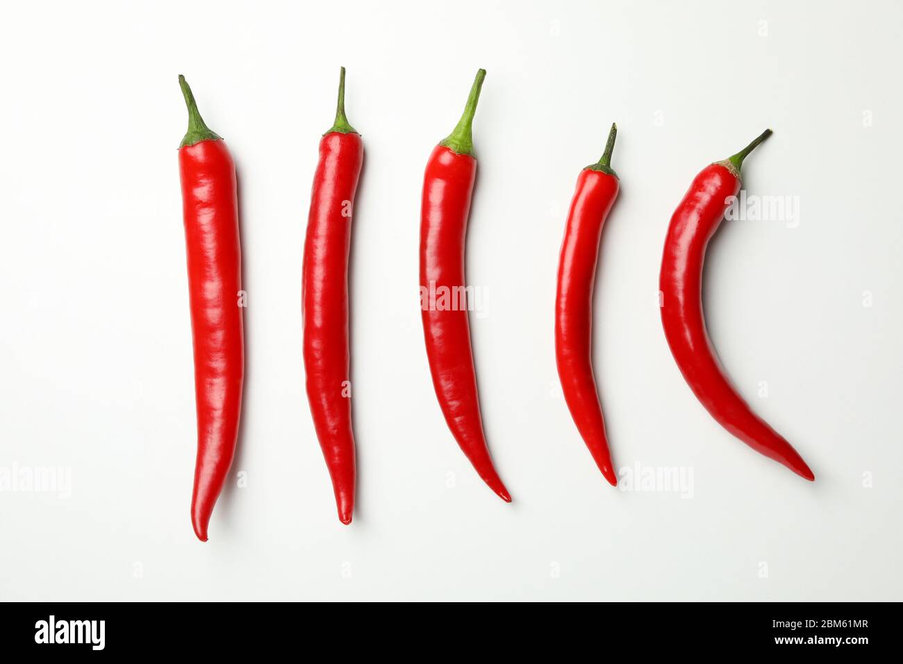 Flacher Lay mit Chilischoten auf weißem Hintergrund, Draufsicht Stockfoto