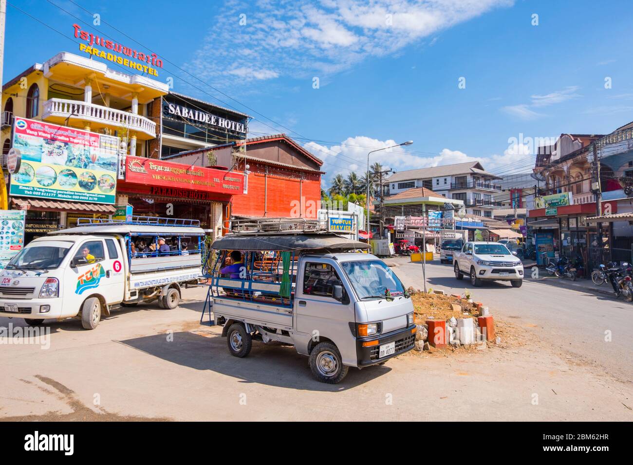 Tuk-Tuks, Kangmuong Straße, Vang Vieng , Laos Stockfoto