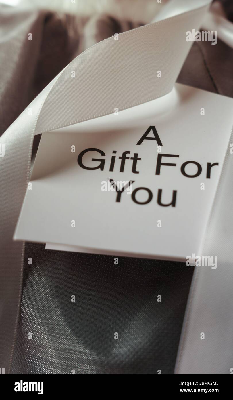 Nahaufnahme der Geschenkkarte mit Text Hinweis: EIN Geschenk für Sie Stockfoto