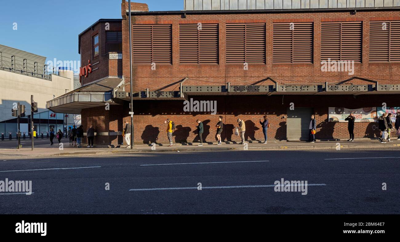Leute Schlange bei Sainsbury's in Angel während der Covid-19 Ausbruch, Mai 2020, London Stockfoto