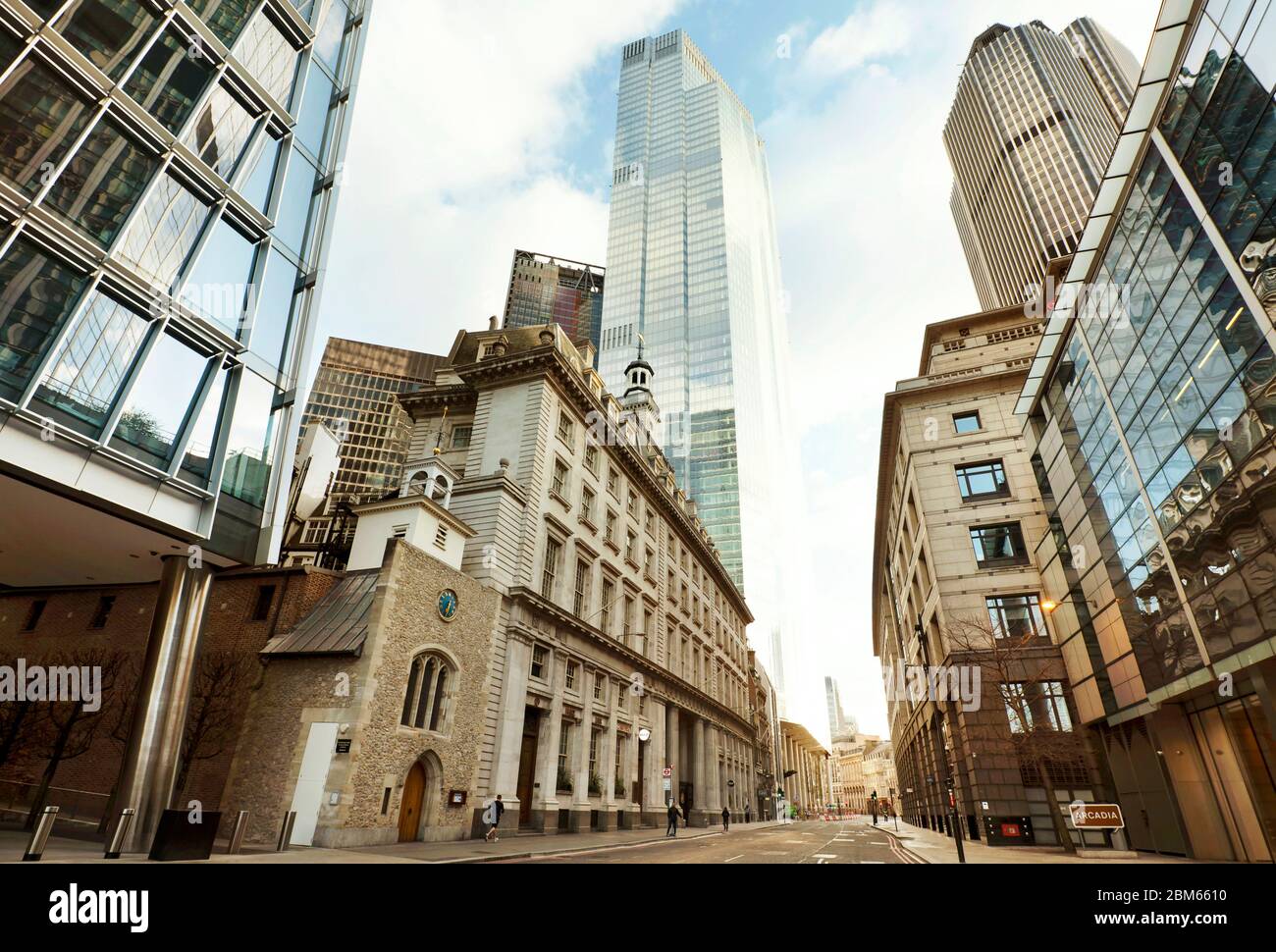 Weitwinkel-Architekturansichten der leeren City of London; Bishopsgate während der Sperrung. London, Großbritannien. März 2020 Stockfoto