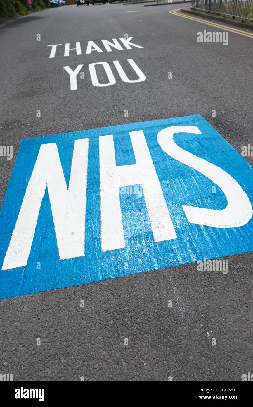 Danke NHS Schild auf der Straßenoberfläche Eingang zu einem Krankenhaus Parkplatz in Hereford UK während der Coronavirus-Krise gemalt Stockfoto