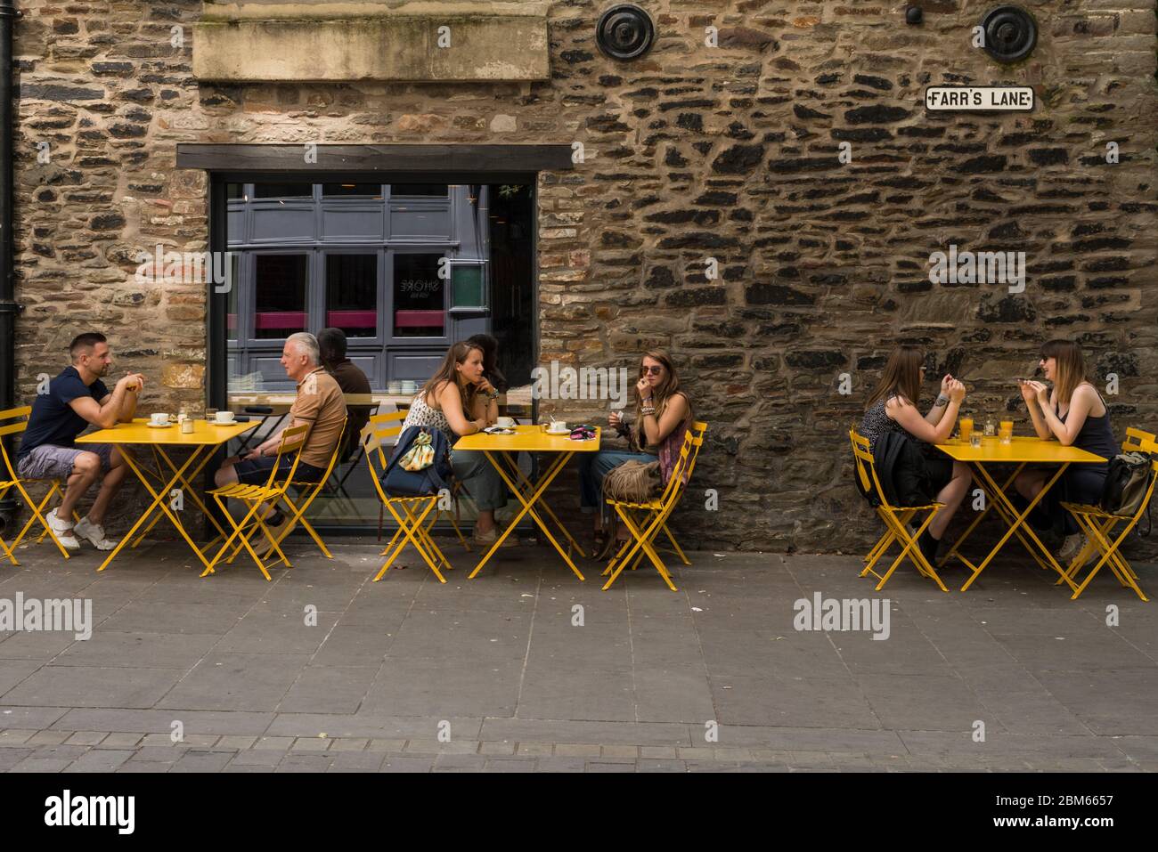 Leute im Bürgersteig Cafe, Bristol, Großbritannien Stockfoto