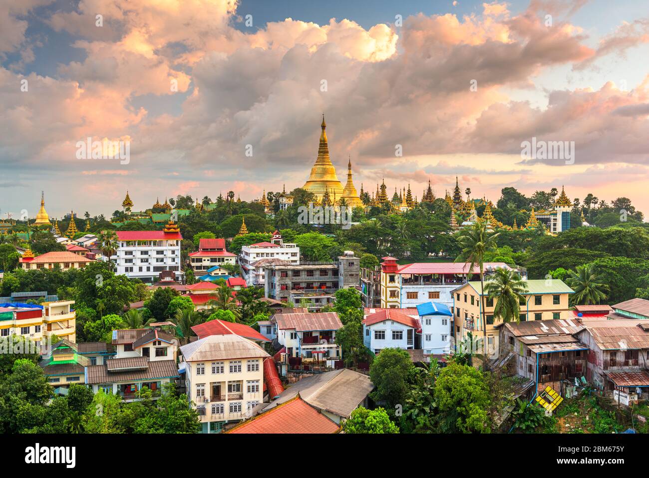 Yangon, Myanmar Ansicht der Shwedagon-Pagode in der Abenddämmerung. Stockfoto