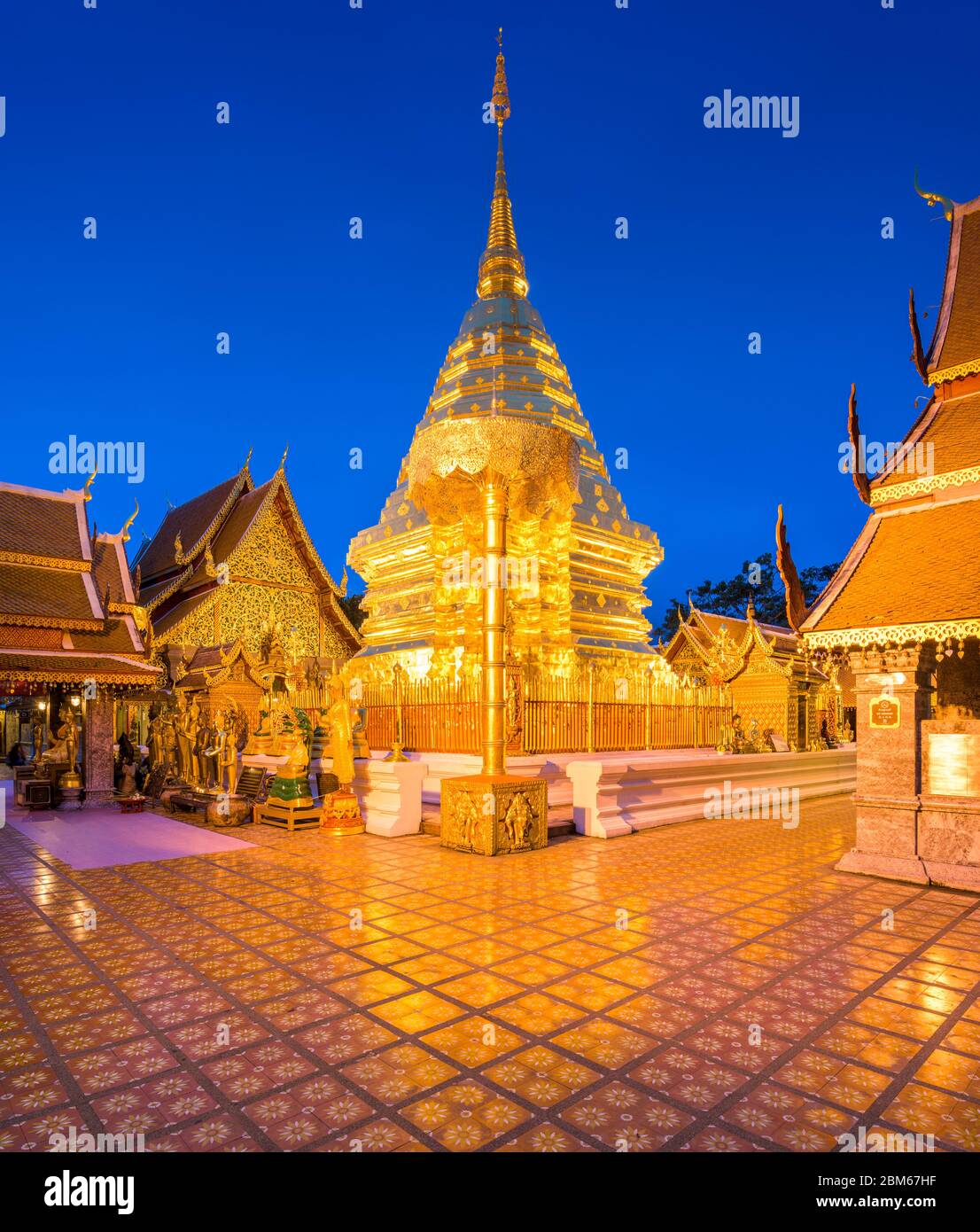 Wat Phra That Doi Suthep Tempel von Chiang Mai, Thailand in der Dämmerung. Stockfoto