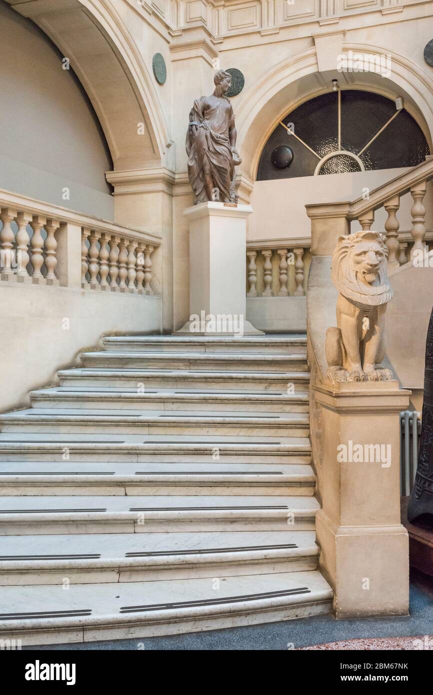 Stein Skulptur von Lion an der Unterseite der Treppe, Bristol Museum & Art Gallery, UK Stockfoto
