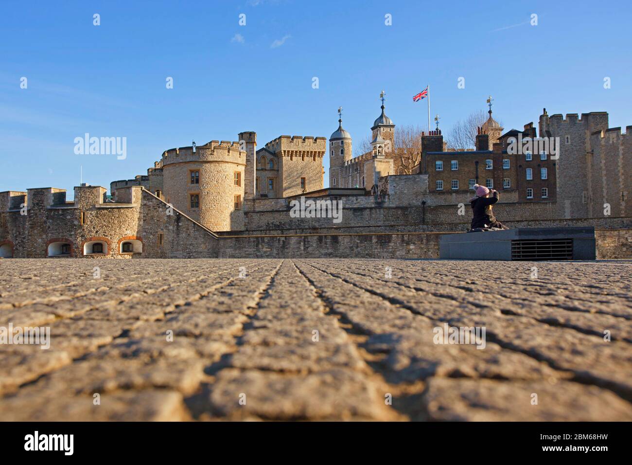 Low-Angle-Arty-Aufnahme des Tower of London, London Stockfoto