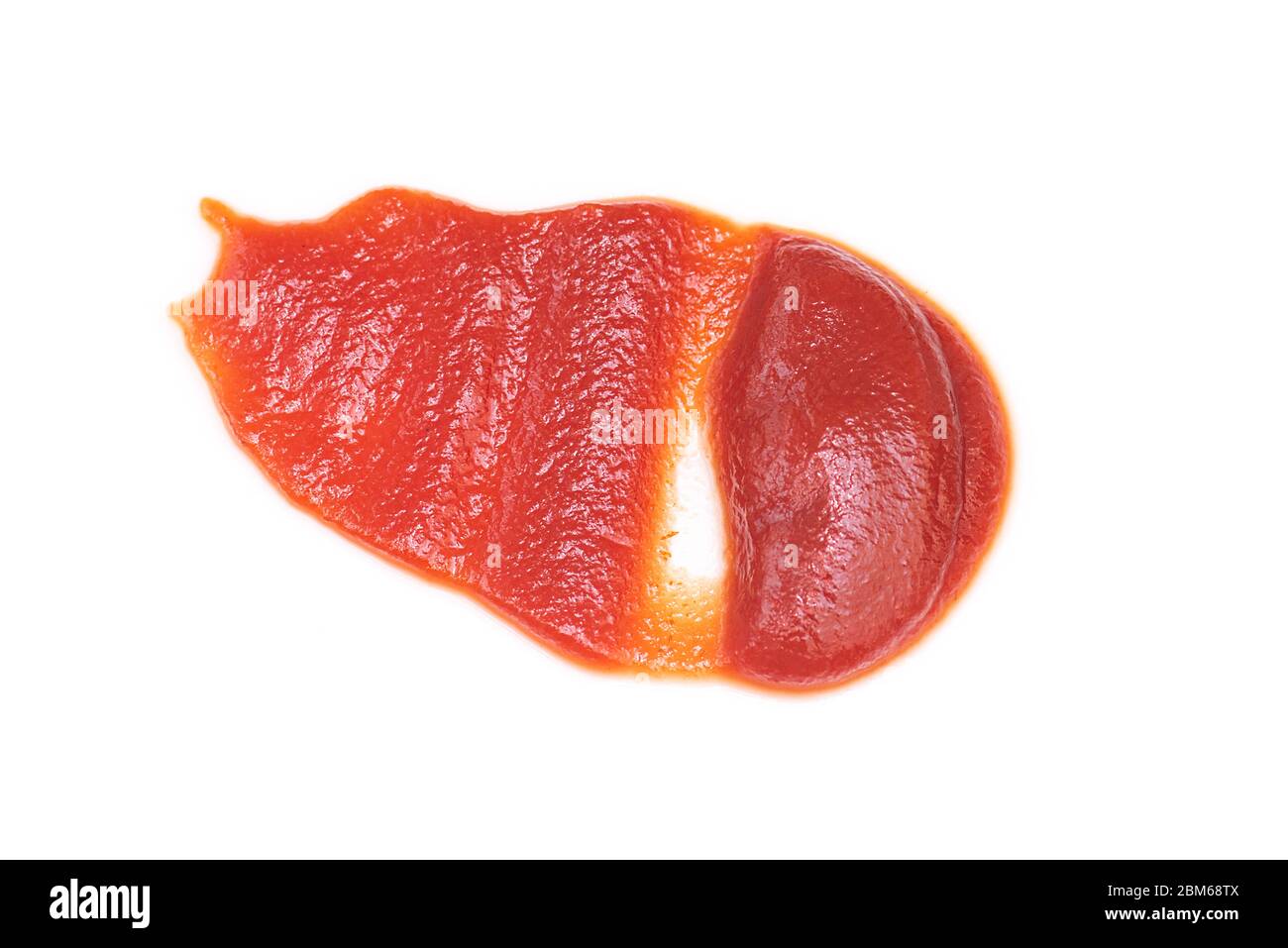 Nahaufnahme Fleck von rotem Ketchup isoliert auf weißem Hintergrund Stockfoto