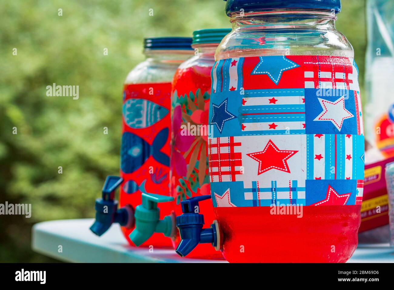Roter Punsch, der im Sommer bei einem Picknick sitzt Stockfoto