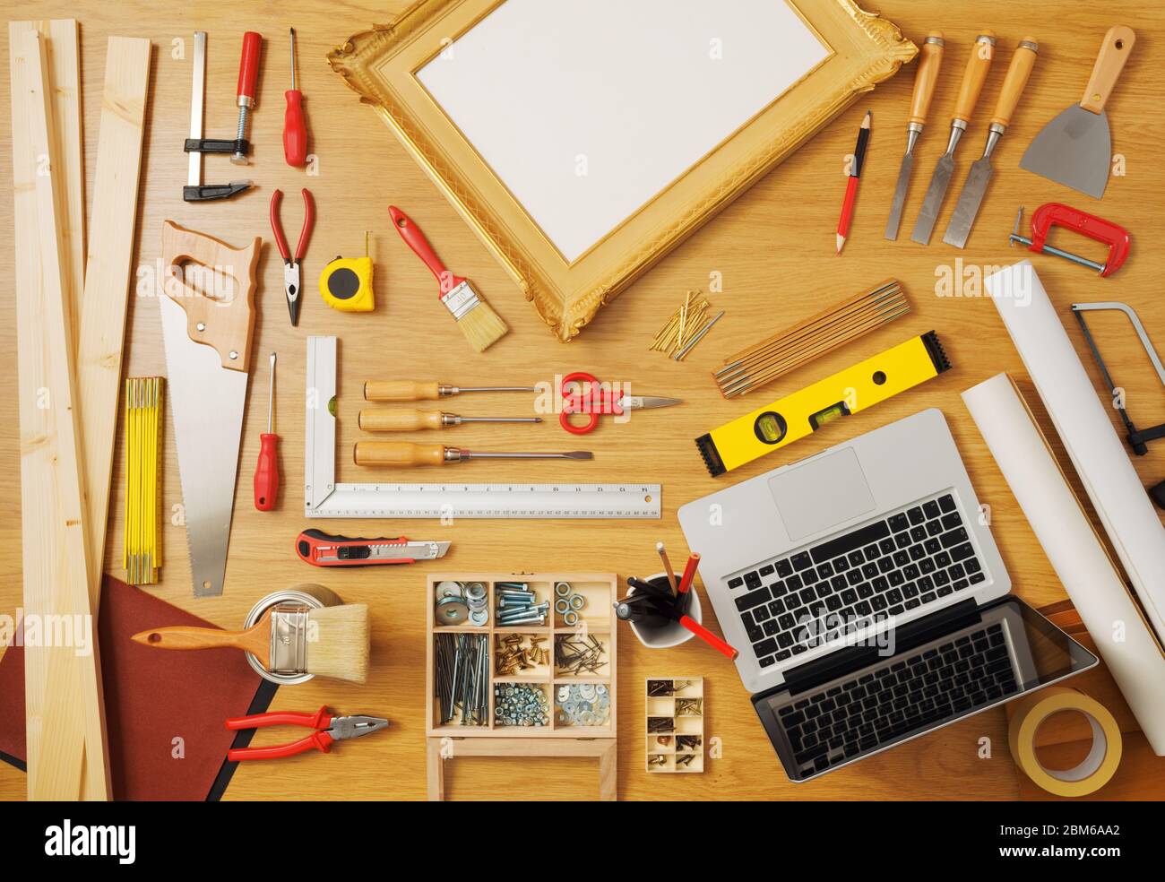 DIY-Werkzeuge auf einem Arbeitstisch mit Holzrahmen in der Mitte von oben, Hobby-und Bastelkonzept Stockfoto