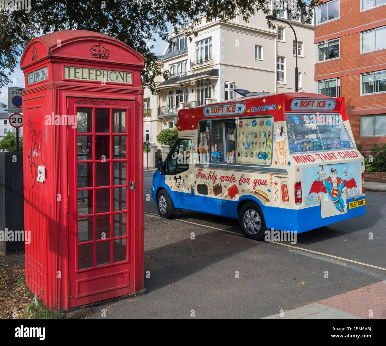 Telefonbox und Eisdiele in London. Stockfoto