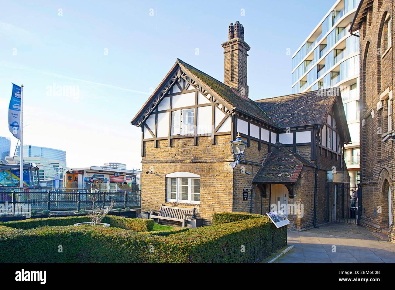Altes Londoner Haus neben dem Tower of London und dem Tower of London Gift Shop. Stockfoto