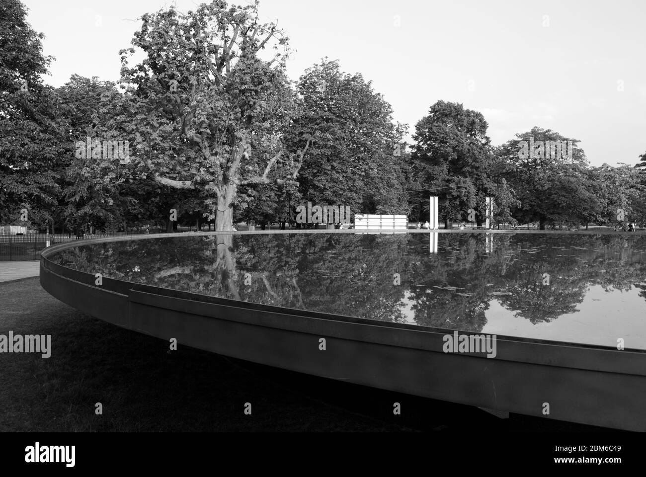 Sommerhauptpavillon Serpentine Galleries Serpentine Pavilion 2012, Kensington Gardens, London, W2 3XA von Herzog & de Meuron & Al Weiwei B&W. Stockfoto