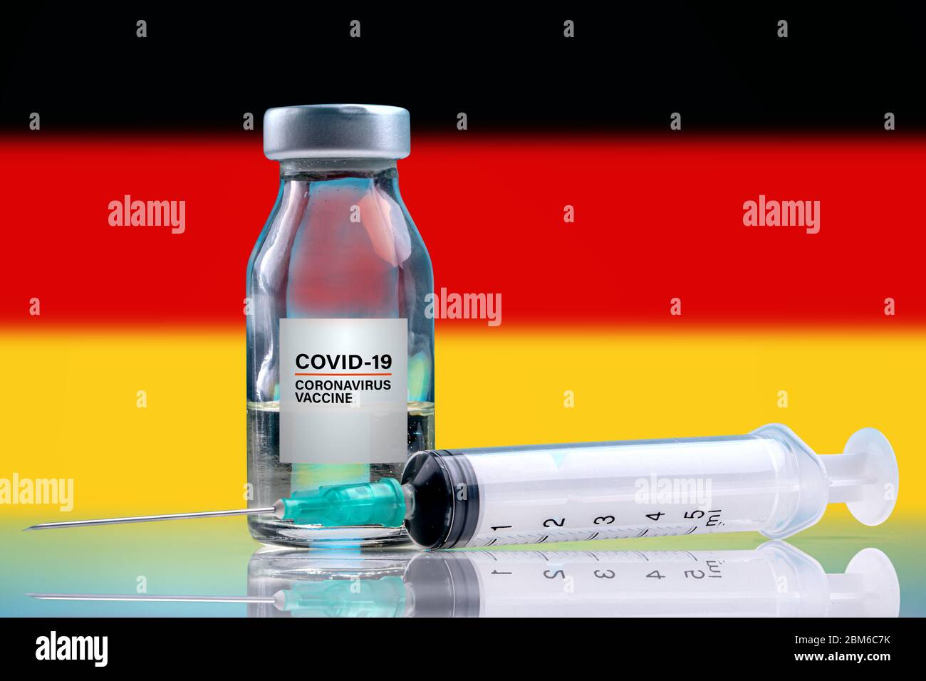 Impfstoff und Spritzenspritze. Es wird zur Prävention, Immunisierung und Behandlung von Corona-Virus-Infektion (Novel Coronavirus Disease 2019, Covid-19 Stockfoto