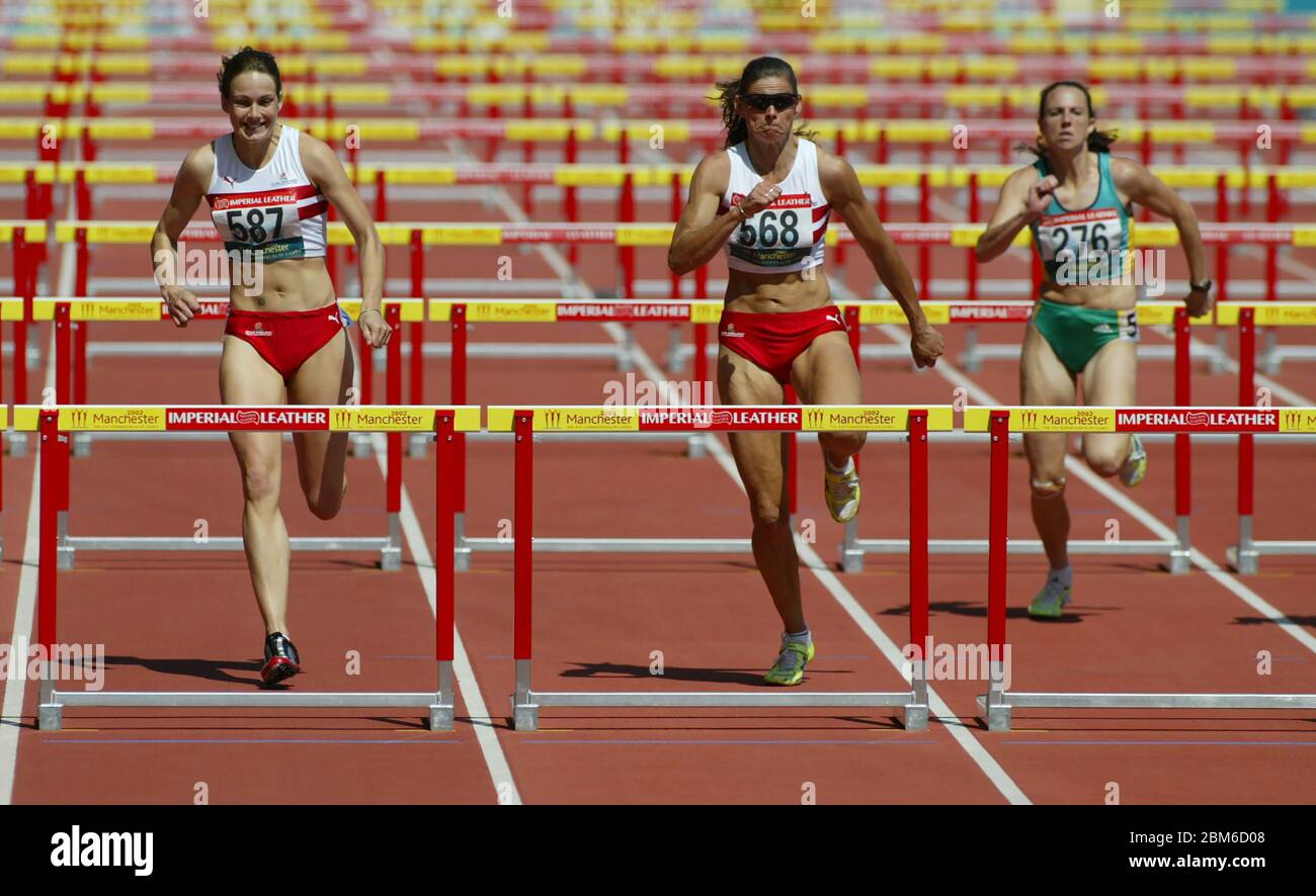 MANCHESTER - JULI 26: Kelly SOTHERTON, Kerry Jury of England und Jane JAMIESON aus Australien treten im ersten Frauenkampf im Heptathlon in der City of Mancheste an Stockfoto