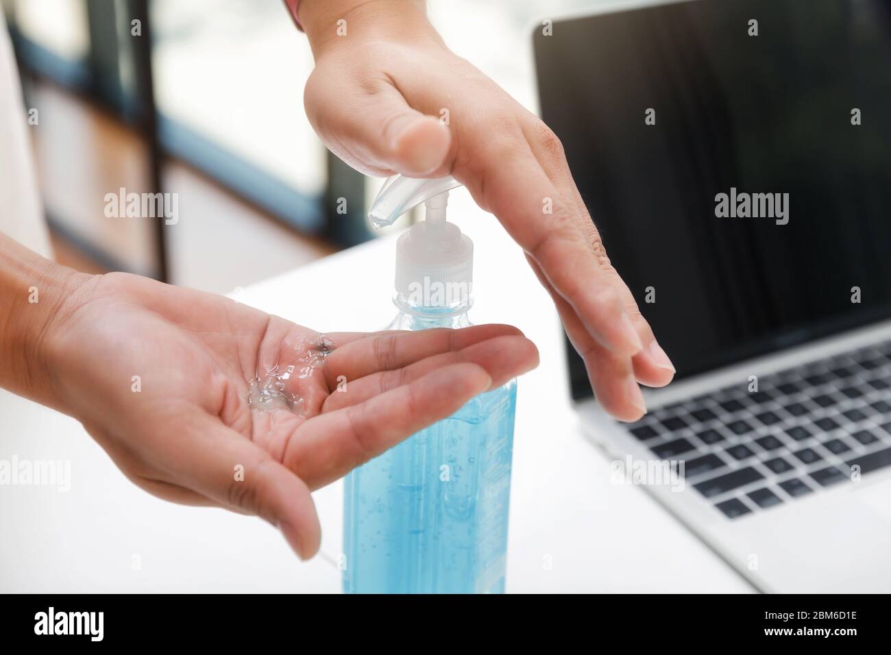 Ein Mann, der vor der Arbeit Desinfektionsmittel auf Alkoholbasis zum Reinigen der Hände verwendet. Anti-Bakterien und schützen vor Coronavirus Disease 2019 (COVID-19) Virus o Stockfoto