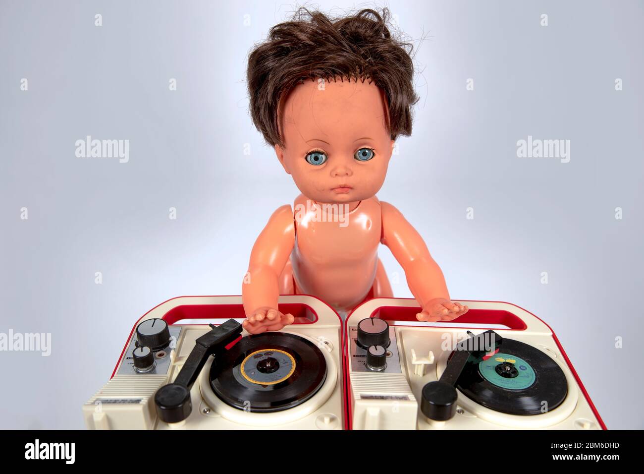 Spielzeug Kunststoff Puppe DJ spielen Vinyl auf den Decks Stockfotografie -  Alamy