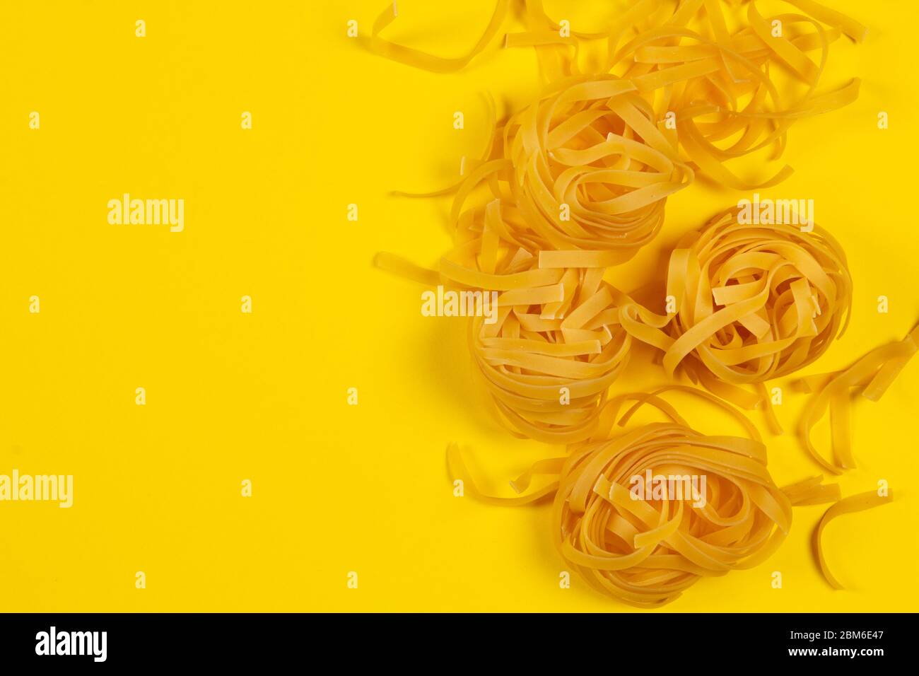 Cluse-up von trockenen Nudeln, die bereit zum Kochen sind. Stockfoto