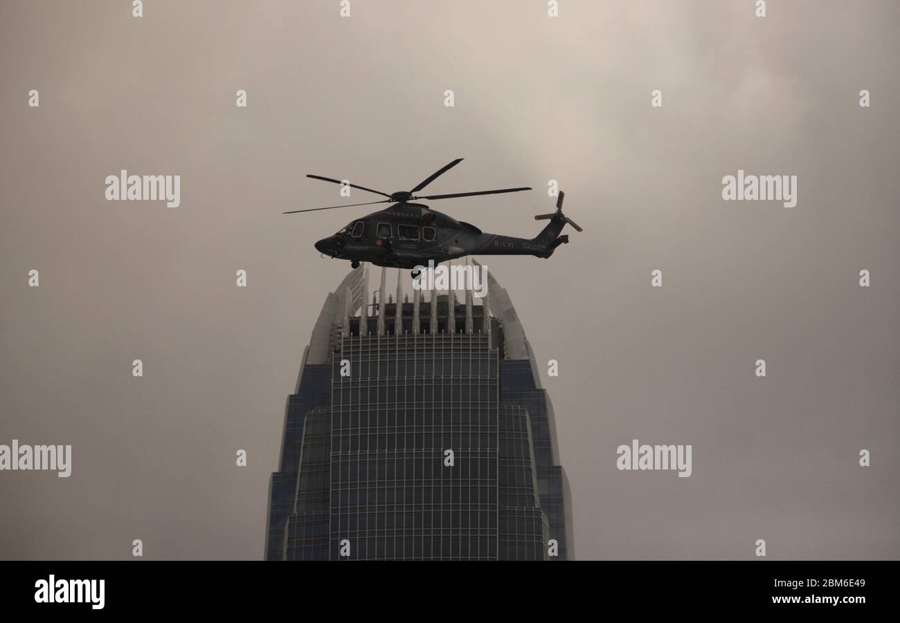 Hongkong, CHINA. Mai 2020. Hubschrauber der Regierung Hong Kong FLIEGENDEN SERVICE, ein Rettungsteam, fliegen vorbei an der Spitze des IFC-TURM in Central Hong Kong Island.May-7, 2020 Hong Kong.ZUMA/Liau Chung-ren Quelle: Liau Chung-ren/ZUMA Wire/Alamy Live News Stockfoto