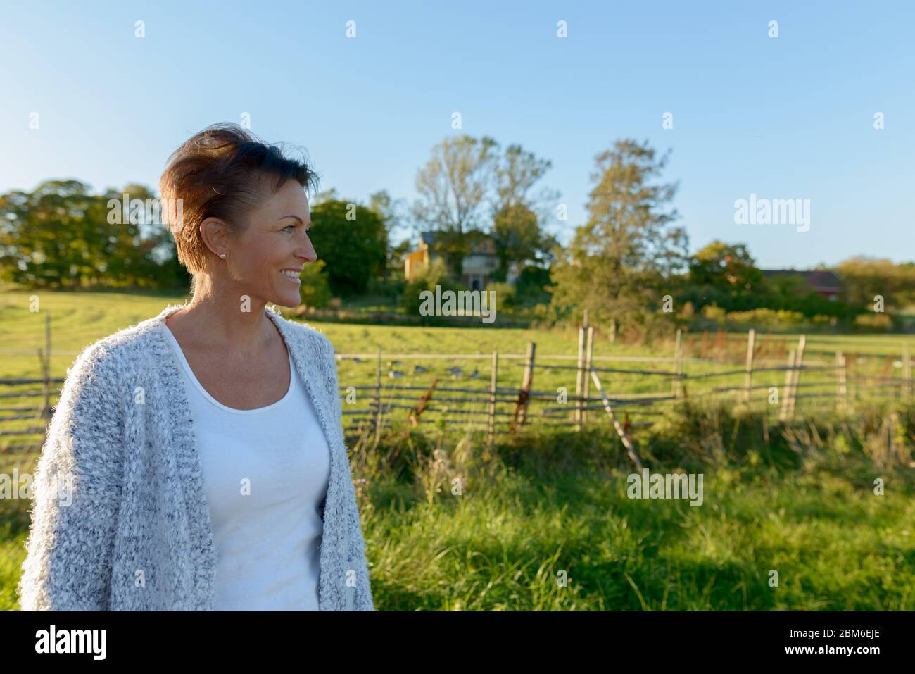 Profilansicht von glücklich reifen schöne Frau in der Wiese im Freien Stockfoto