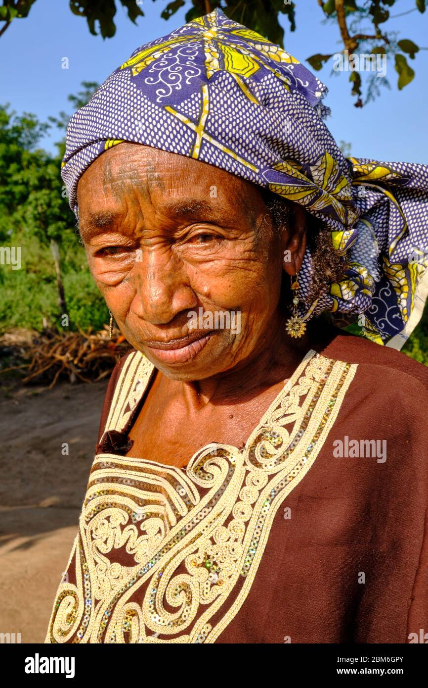 Porträt einer Mbororo-Frau mit schwachen traditionellen Tätowierungen im Gesicht. Stockfoto