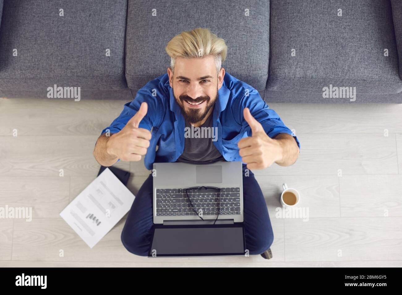 Bildung Lernen Studie Online-Video-Anruf-Chat. Draufsicht. Guy Student studiert eine Online-Lektion mit einem Lehrer mit einem Laptop-Webcam zu Hause. Stockfoto Bildung Lernen Studie Online-Video-Anruf-Chat. Draufsicht. Guy Student studiert eine Online-Lektion mit einem Lehrer mit einem Laptop-Webcam zu Hause. Stockfoto