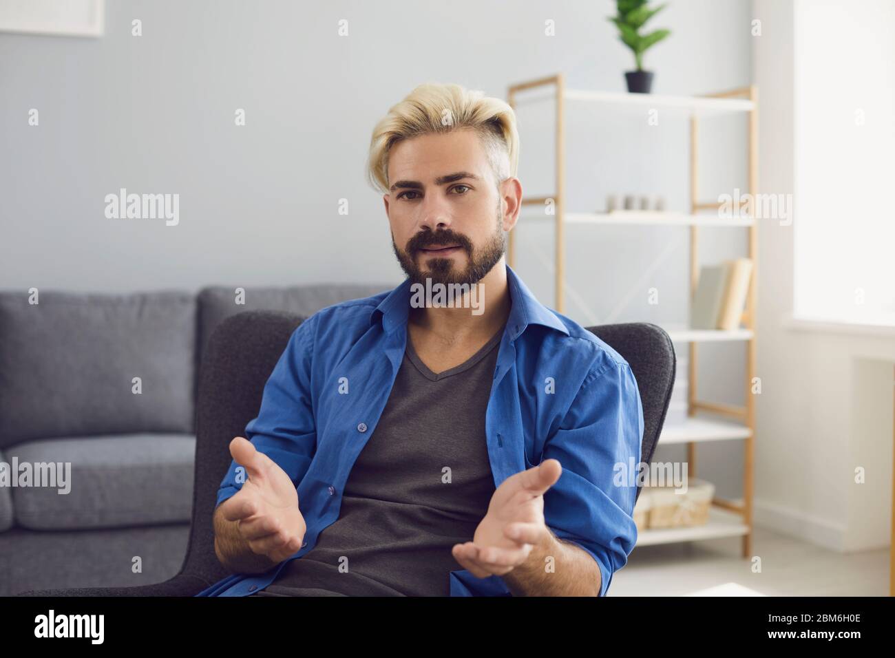 Guy Blick auf die Kamera Online-Gespräche auf einer Sitzung Ausbildung Ausbildung Video-Chat Webinar-Anruf-Anwendung. Stockfoto