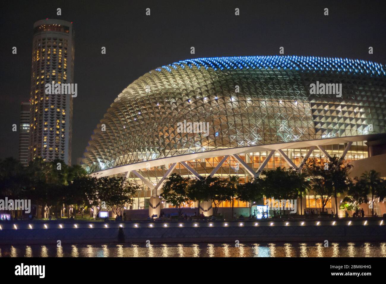 Esplanade - Theater an der Bucht bei Nacht, Singapur, Südostasien Stockfoto