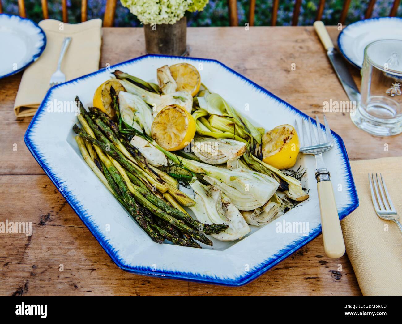 Gegrilltes Sommergemüse aus Spargel, Fenchel und Zitrone Stockfoto