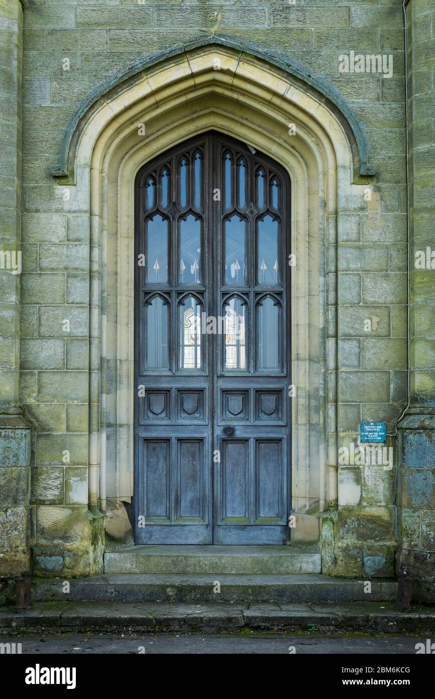 Gewölbte Holztür in Kent Englisches Schloss des 19. Jahrhunderts in Chiddingstone, Kent Stockfoto