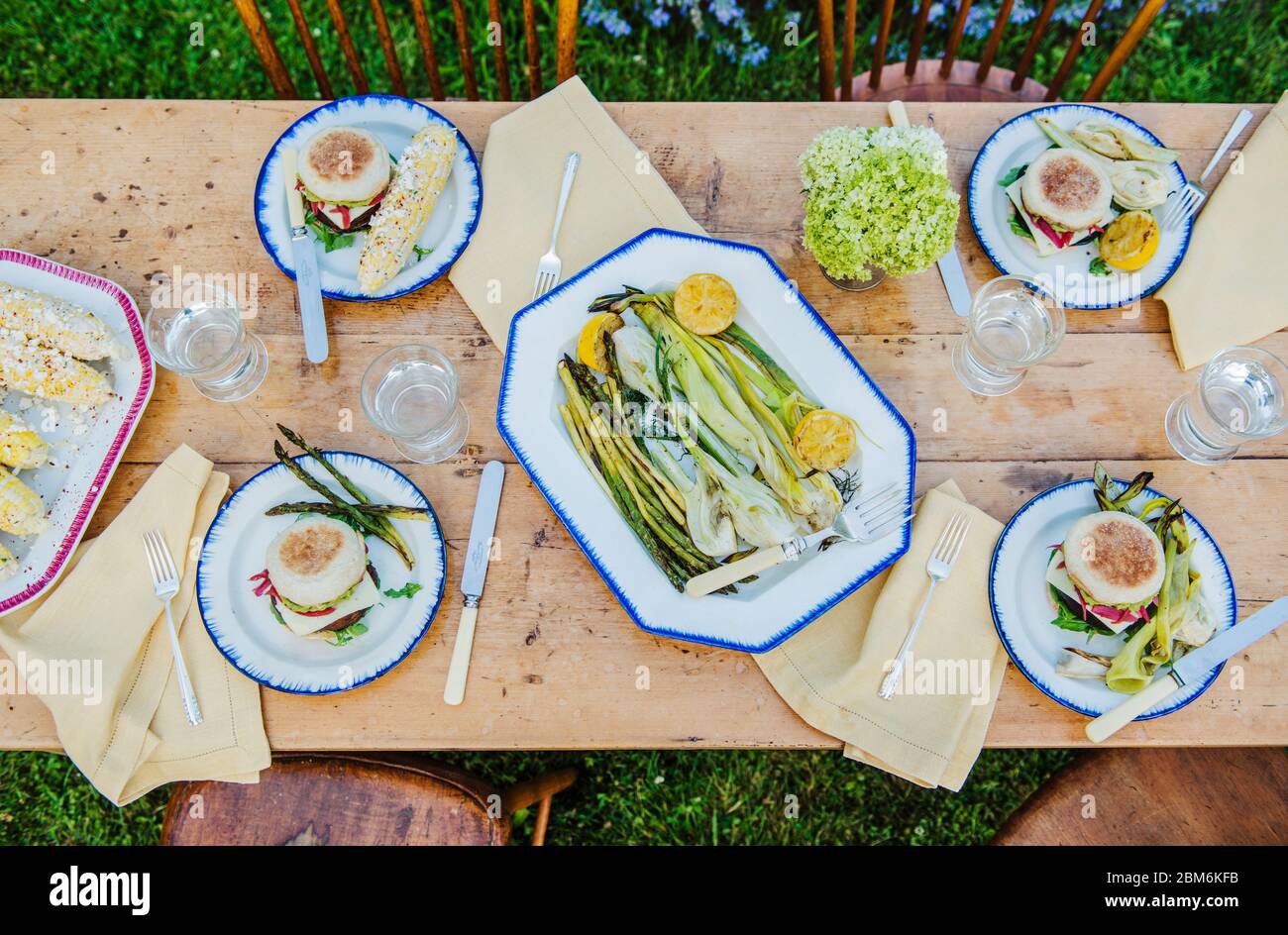Sommer New England Dinner-Tisch-Einstellung Stockfoto