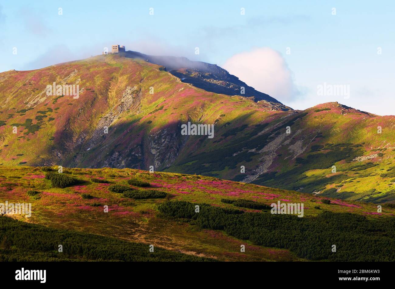 Alte Sternwarte auf dem Gipfel des Berges. Sommerlandschaft. Karpaten, Ukraine, Europa Stockfoto
