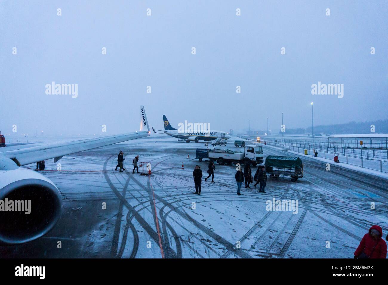 Ryan Air am Flughafen Warschau Modlin im Winter im Schnee und Eis. Stockfoto