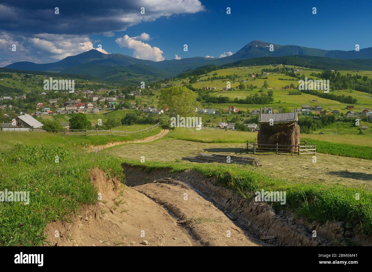 Morgenlandschaft mit einer Straße im Dorf. Sommer in den Bergen. Karpaty, Ukraine, Europa Stockfoto