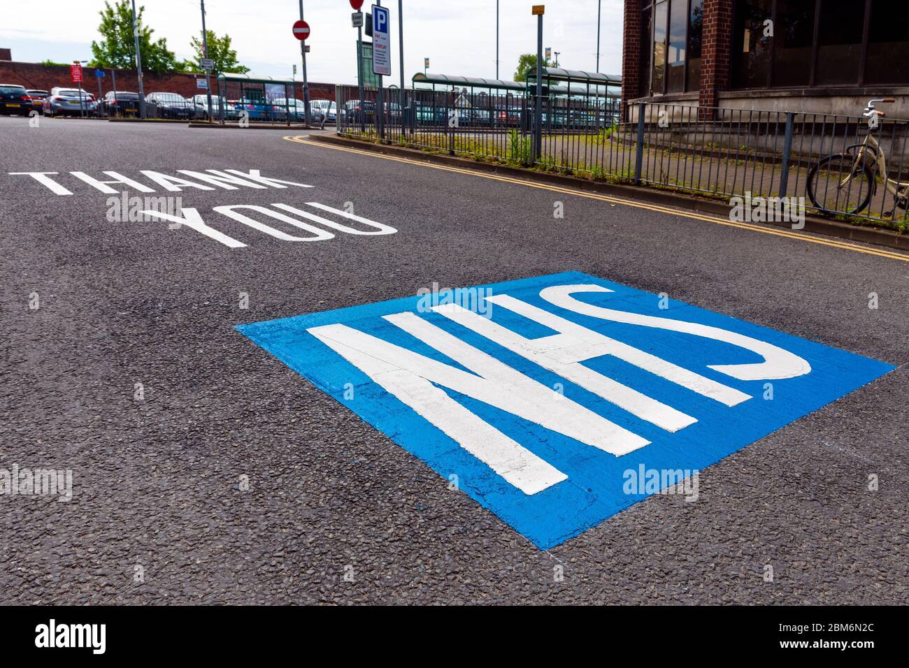 Vielen Dank NHS lackierte Straßenfarbe UK. Unterstützungsbotschaft Unsere Betreuer am Eingang zu einem Parkplatz in der Nähe des Krankenhauses, England. Stockfoto