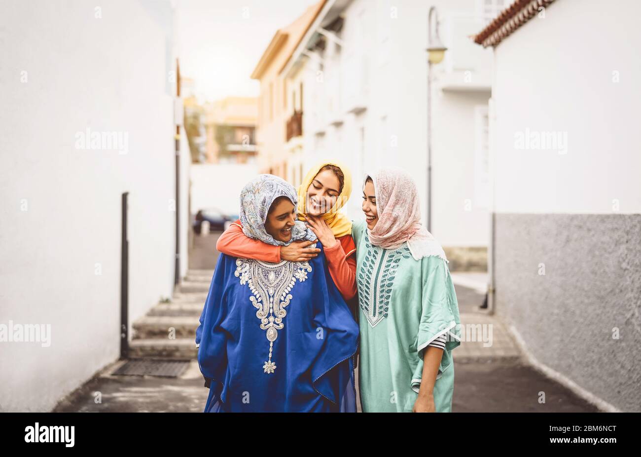 Happy muslimische Frauen zu Fuß in die Innenstadt - Arabischer junge Mädchen Spaß Zeit und gemeinsam lachen Outdoor Stockfoto