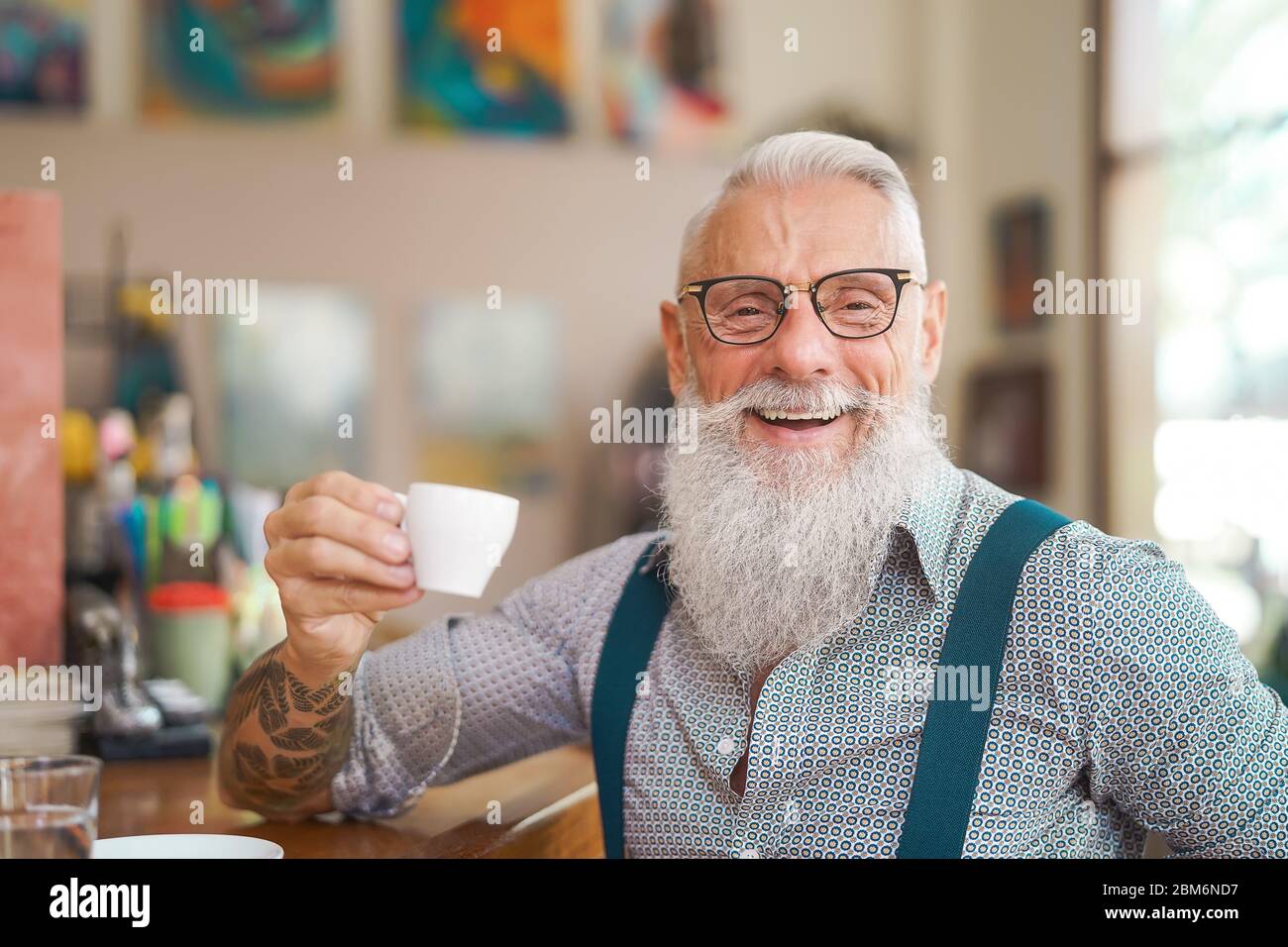 Glücklich lächelnd Senior Mann Kaffee trinken in Bar Restaurant - Hipster trendy älteren männlichen Porträt - Lifestyle-Menschen Konzept Stockfoto