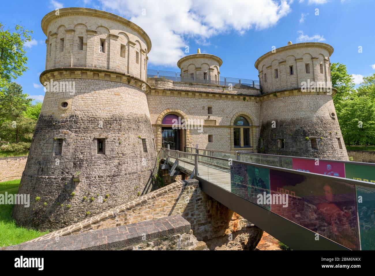 Mauern und Türme des restaurierten Gebäudes der alten Festung Fort Thungen, heute drei Eicheln Museum (drei Eicheln) genannt. Luxemburg. Stockfoto