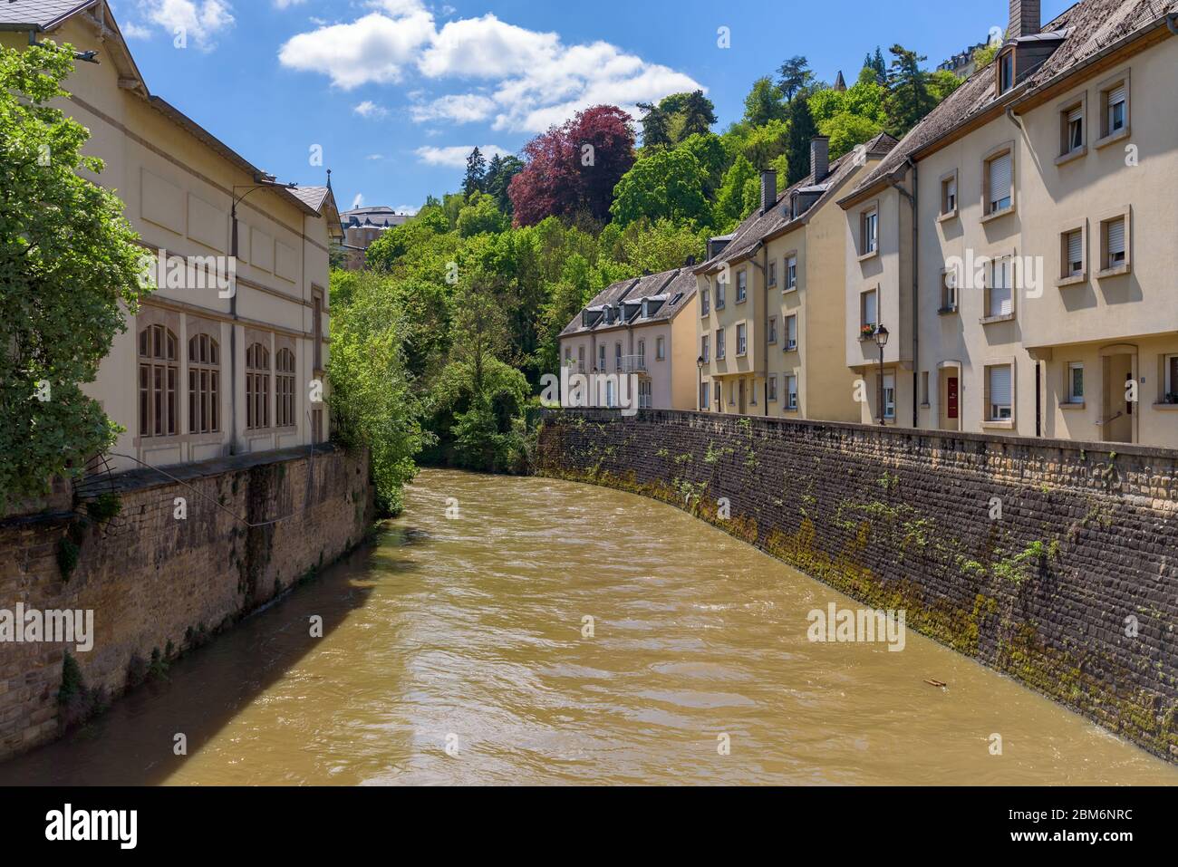 Die Alzette im Ortsteil Pfaffenthal mit ihren typischen Häusern am Flussufer. Luxemburg Stadt. Stockfoto