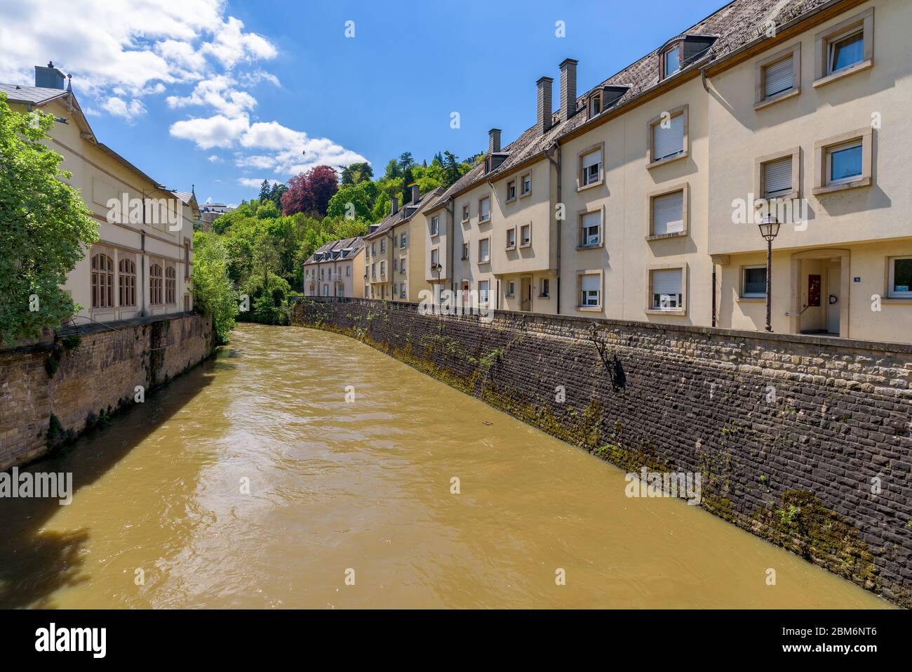 Die Alzette im Ortsteil Pfaffenthal mit ihren typischen Häusern am Flussufer. Luxemburg Stadt. Stockfoto