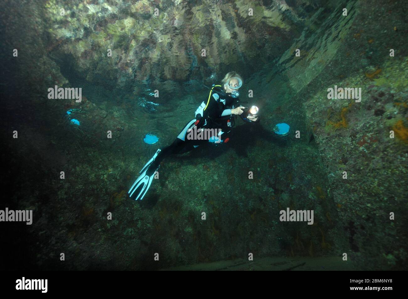 Taucherin in Unterwasserhaus von Unterwassersiedlung von Jacques Yves Cousteau, Precontinent II, Rotes Meer, Shab Rumi, Sudan, Afrika Stockfoto