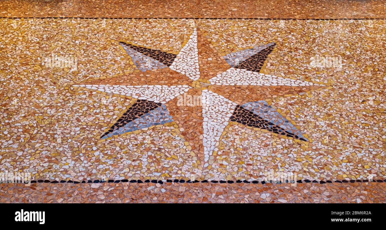 Portikus Boden Hintergrund. Struktur des klassischen italienischen Bodentyps im venezianischen Stil mit einer Windrose in der Mitte. Stockfoto