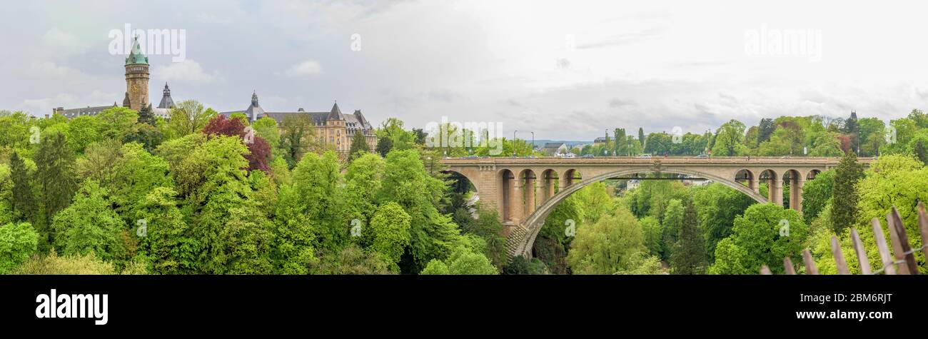 Adolphe Brücke, Doppeldeckenbrücke für Autos Fußgänger und Fahrräder über dem Parcs de la Pétrusse, von der Altstadt zum Bahnhof Bezirk. Luxemburg. Stockfoto