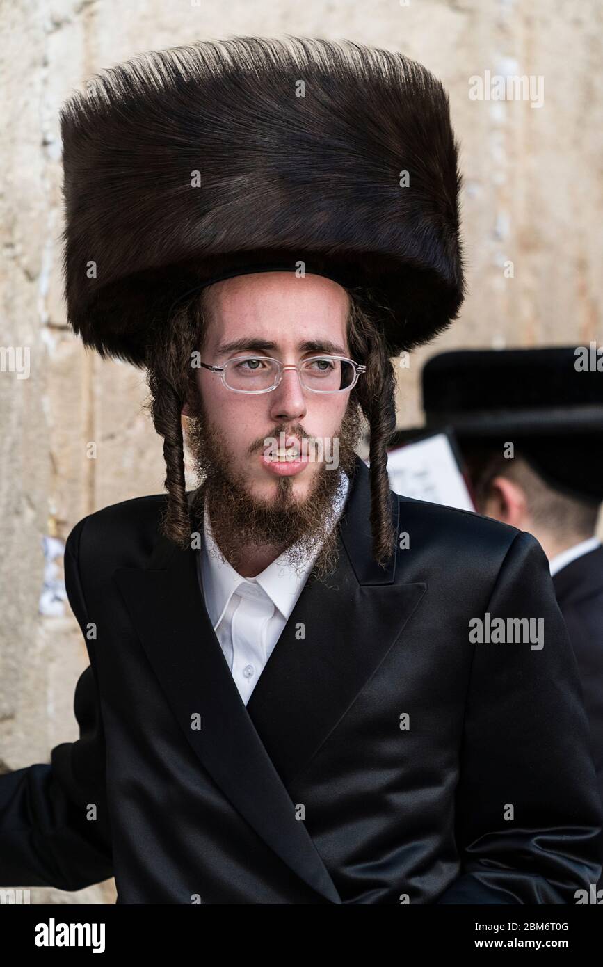 Israel, Jerusalem, Westmauer, EIN chassidischer jüdischer Mann in seinem  traditionellen Schtreimel oder Pelzhut an der Westmauer des Tempelberges im  jüdischen Viertel der Altstadt. Der Chassidismus ist eine Art  ultra-orthodoxes Haredisches Judentum. Die