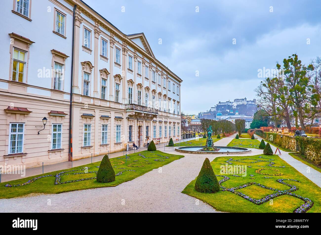 SALZBURG, ÖSTERREICH - 1. MÄRZ 2019: Der Blick auf Schloss Mirabell mit seinen Gärten und der Hohensalzburg im Hintergrund, am 1. März in Salzb Stockfoto