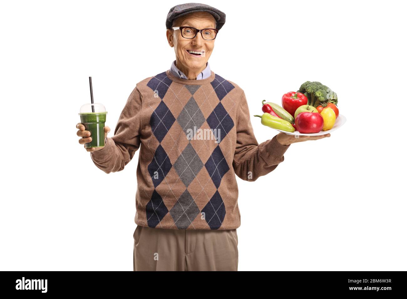 Älterer Mann hält einen Teller mit frischem Obst und Gemüse und einen grünen Smoothie auf weißem Hintergrund isoliert Stockfoto