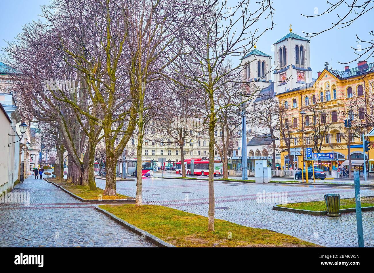 SALZBURG, ÖSTERREICH - 1. MÄRZ 2019: Die hohen Glockentürme der Pfarrkirche St. Andreas am Mirabellplatz ragen am 1. März in Salz über die Häuser der Altstadt Stockfoto